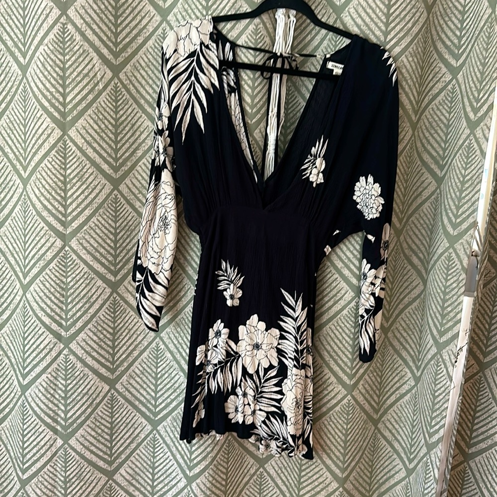 EUC Billabong V-Neck Dress and Coverup Size Small back and white floral
